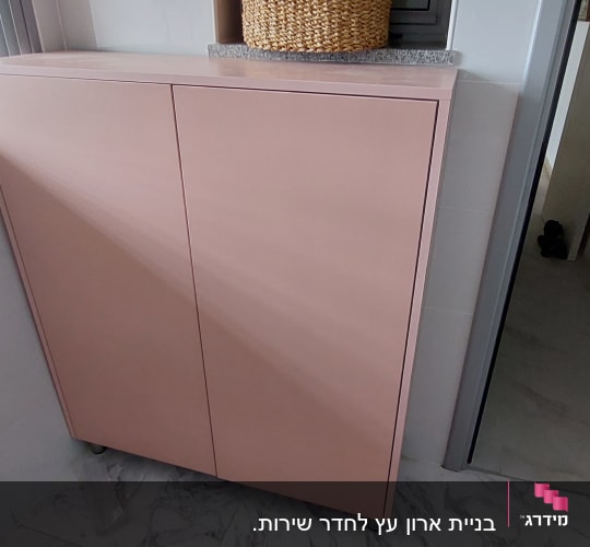 ארון עץ ורוד עם דלתות סגורות